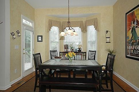 Large Eat-In Kitchen w/Bay Window