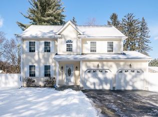 16 Victoria Marie Ln, Springfield, MA 01128