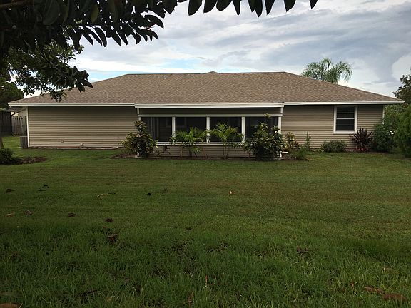 2nd image of 905 NE Vanda Terrado