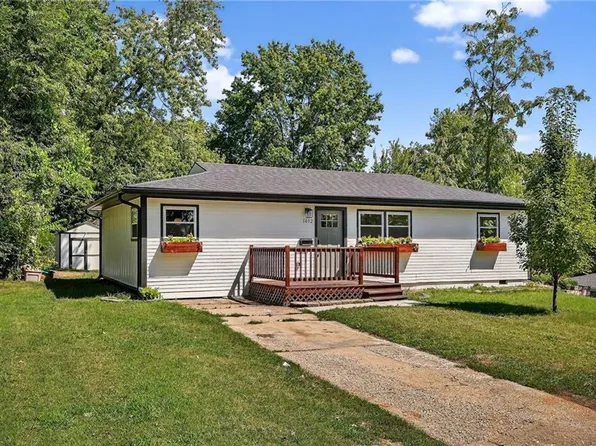 1402 NE 62nd St, Kansas City, MO 64118