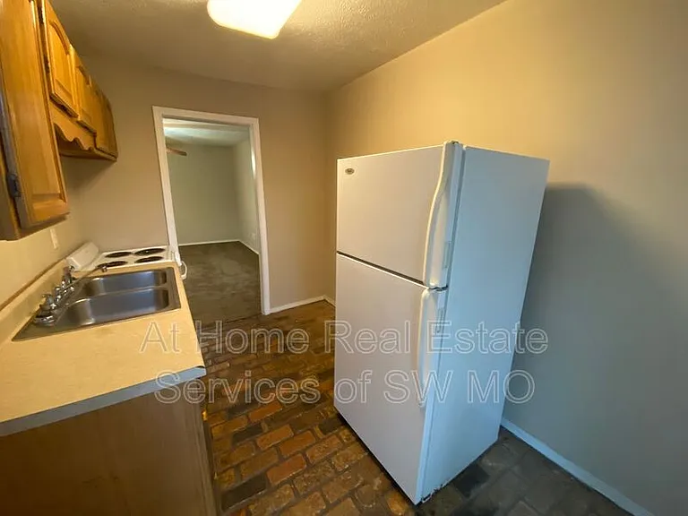 313 W Grand St — Photo 2