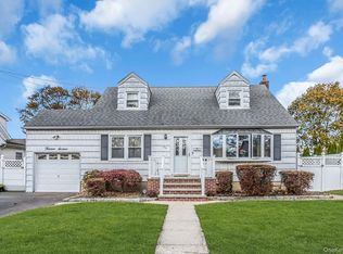 1316 12th St, West Babylon, NY 11704