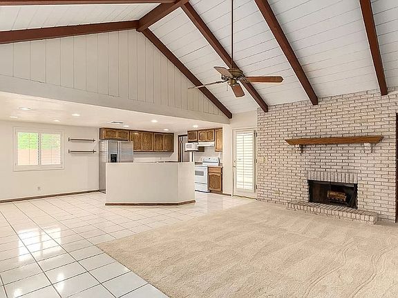 Vaulted Ceilings/Fireplace
