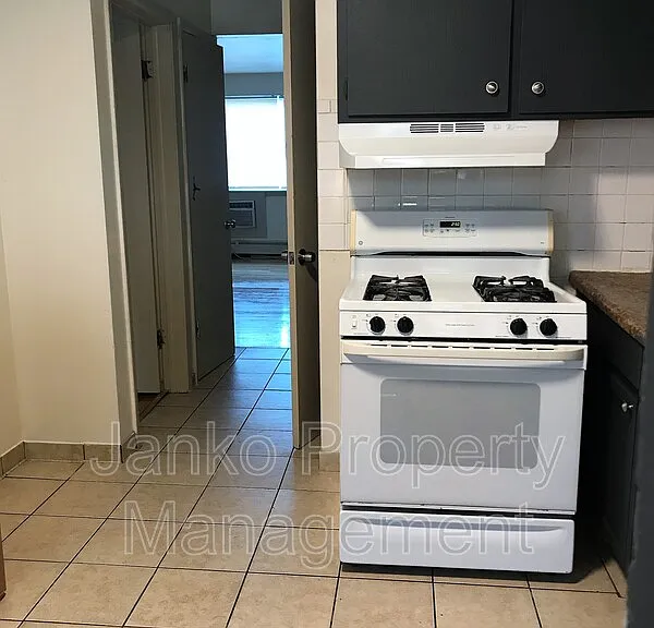 2108 S 17th Ave #1E — Photo 2