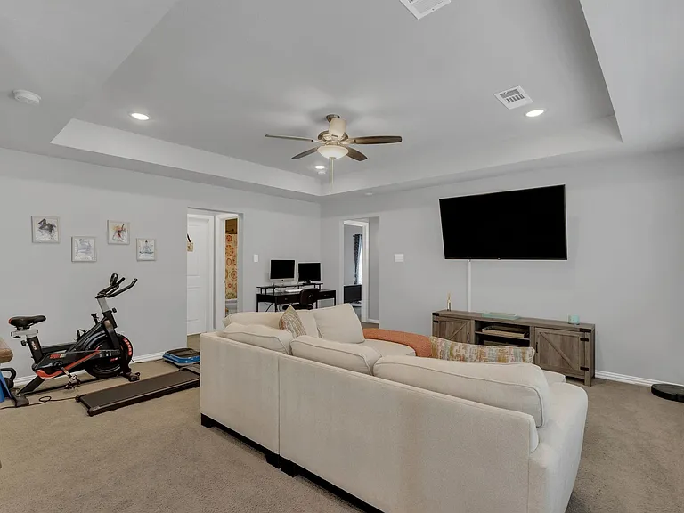 3908 Lucan Ln — Photo 17
