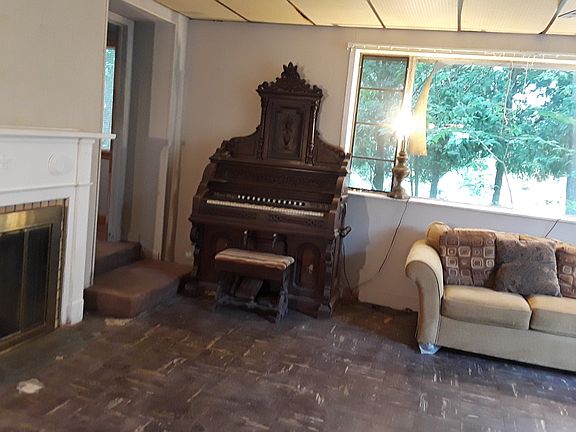 3rd image of 598 River Rd