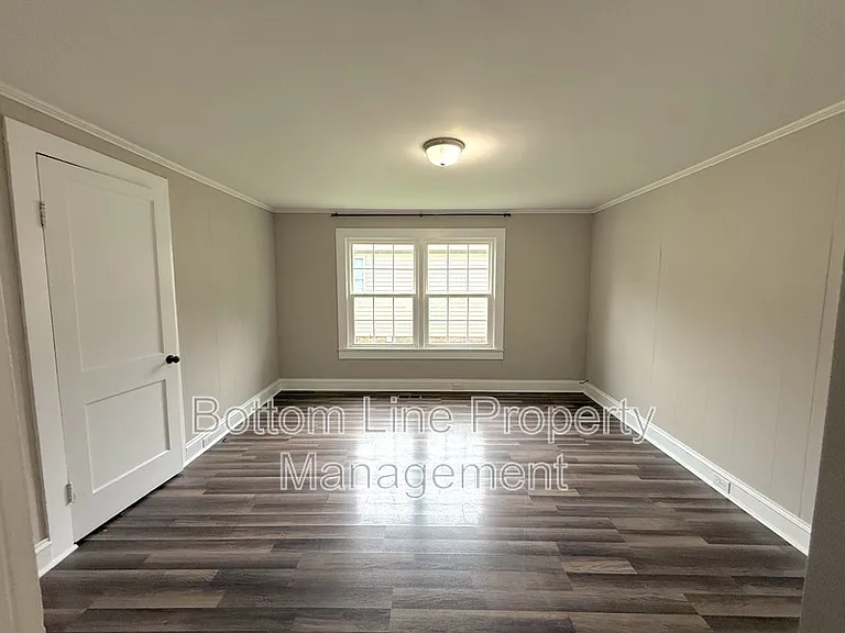 1429 W Horah St — Photo 8