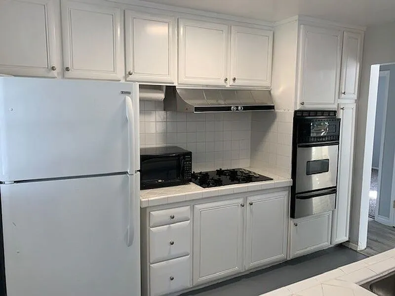 3 bed, 2.0 bath, 1299 sqft, $4,150 — Photo 2
