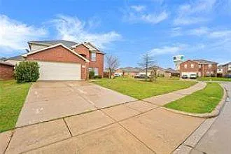 4 bed, 2592 sqft, $2,395 — Photo 2