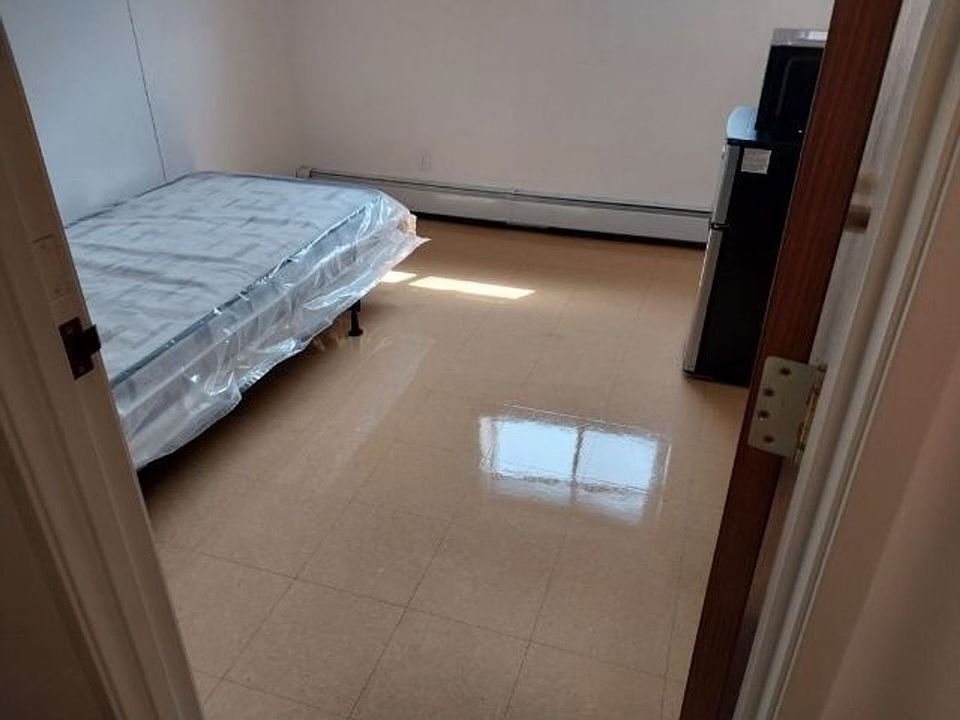 2nd image of 5252 S Packard Ave #6