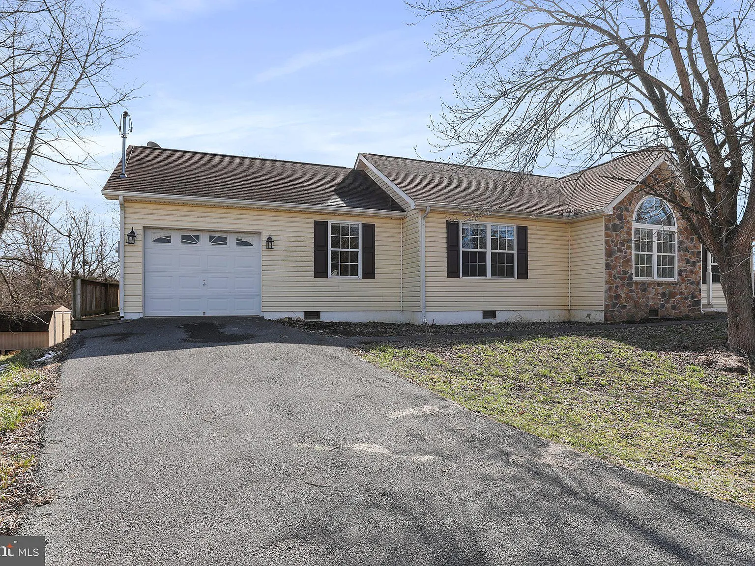 3 bed, 2.0 bath, 1542 sqft, $2,350 — Photo 2