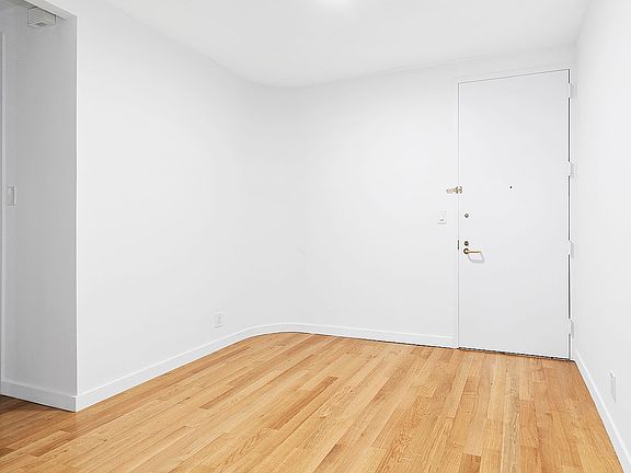 3rd image of 150 E 57th St APT 26D