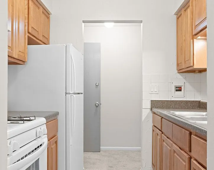 The Hillcrest Apartments — Photo 22