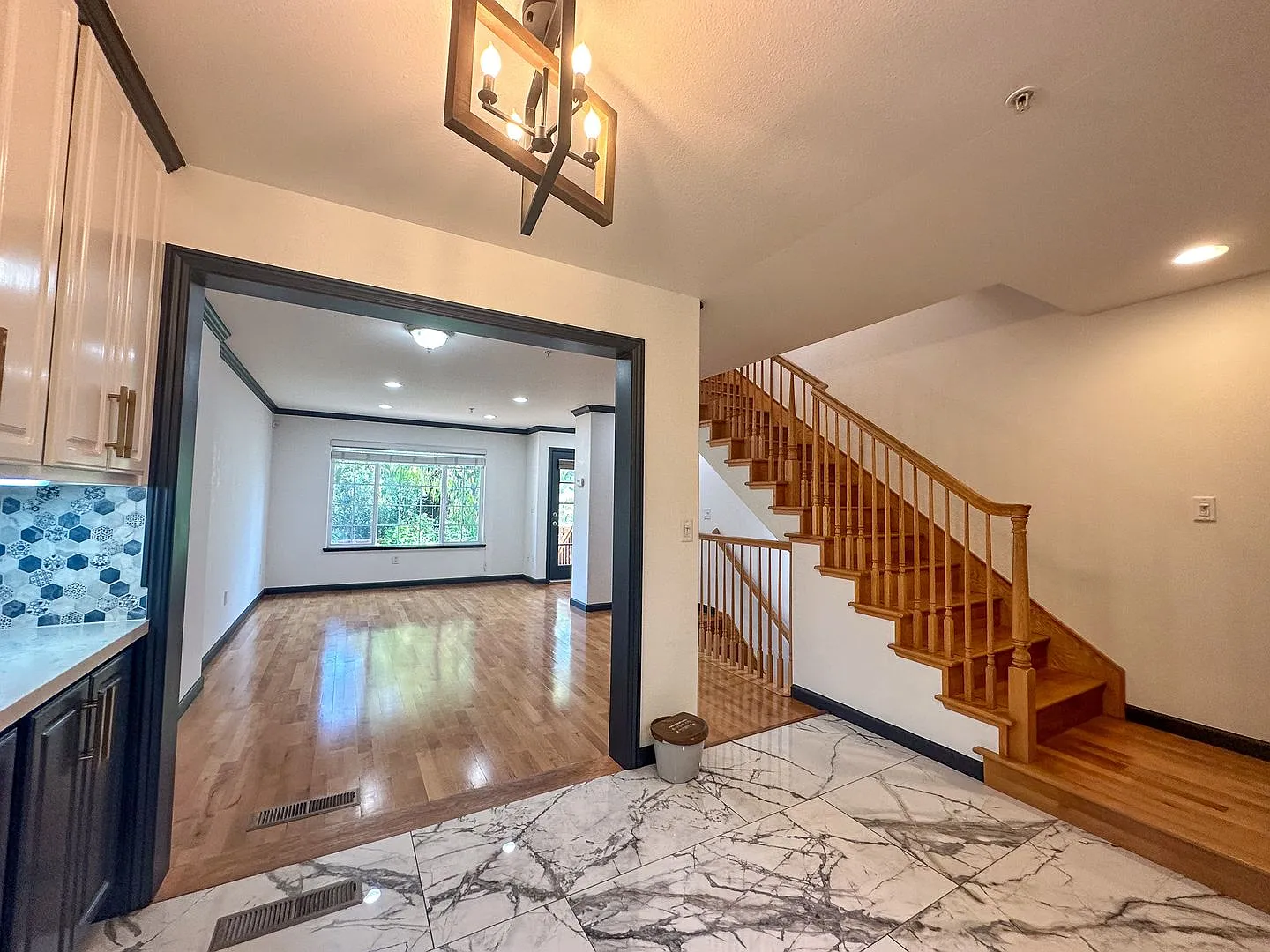 Gorgeous Sunnyvale Townhouse With Two Bedrooms Plus Office! — Photo 2