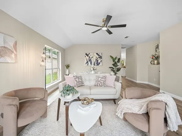 837 Morgan Dr, Burleson, TX 76028