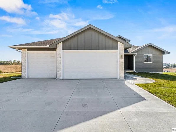 2864 Southern Hills Dr, Blair, NE 68008