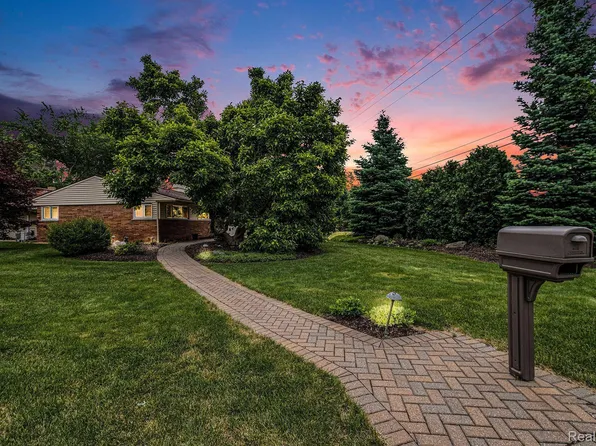 40890 W Ten Mile Rd, Novi, MI 48375