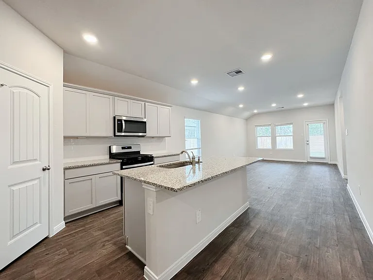 1207 Camden Ln — Photo 4