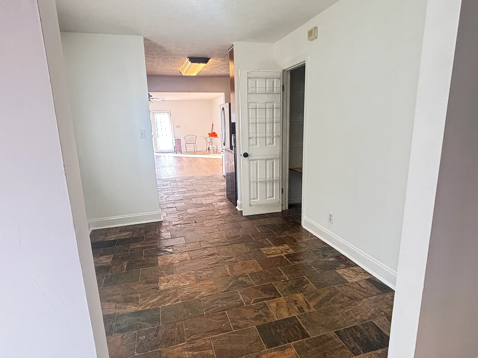 3 bed, 2.5 bath, 1800 sqft, $2,450 — Photo 4