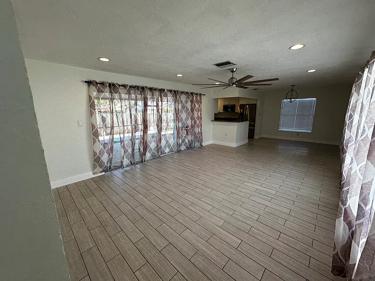 484 Penguin Dr — Photo 4