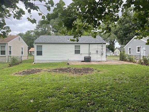 3rd image of 16 Mary Ann Ct