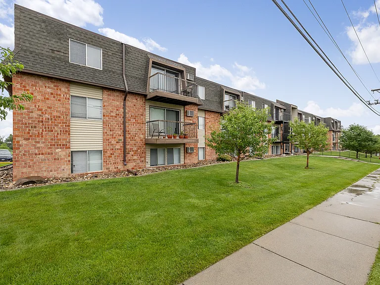 Country Bluff Apartments — Photo 34