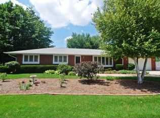 1520 Meadows Rd, Geneva, IL 60134