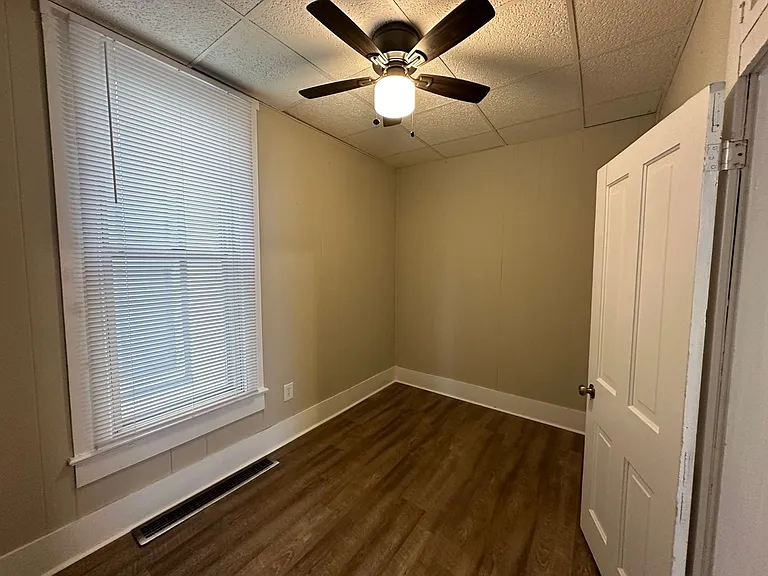 901 E Oak St — Photo 10