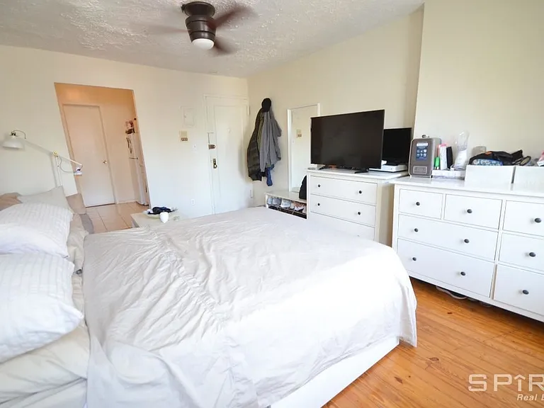 457 W 50th St #4RE — Photo 6