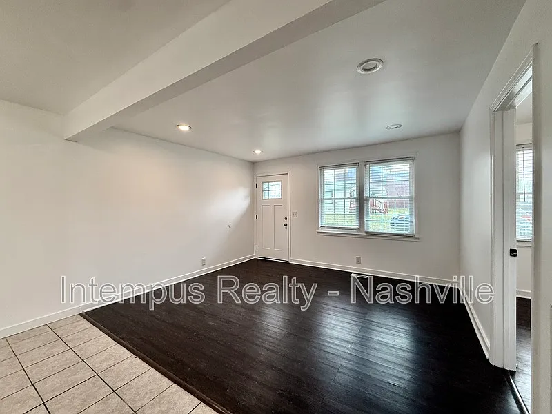 2 bed, 1.0 bath, 700 sqft, $1,097 — Photo 2