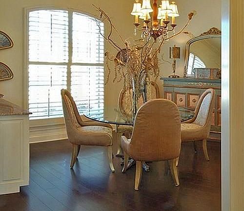 Wine & dine your guests in luxury.