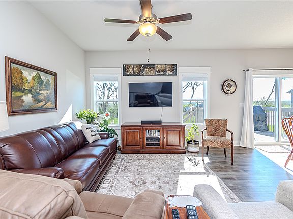 3rd image of 833 Pinehurst Way