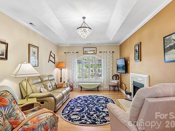 3rd image of 54 Victoria Park Dr