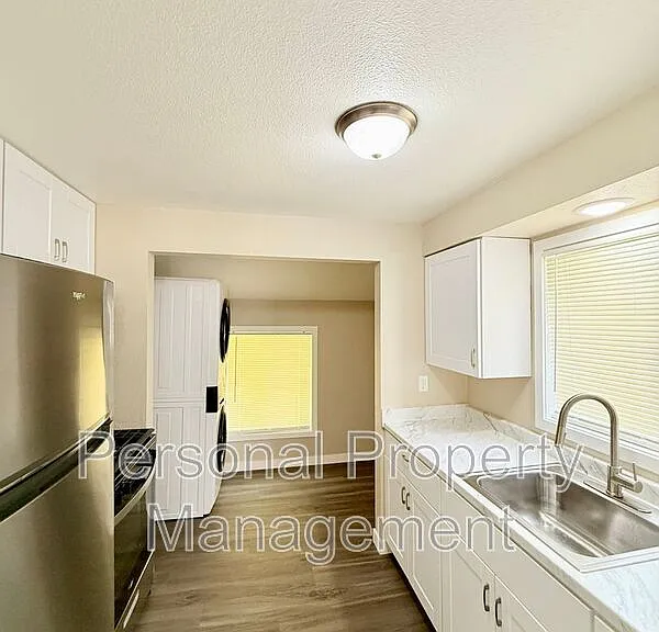 3110 Thompson Ave — Photo 6