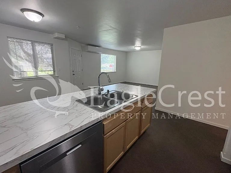 942 NE Spitzenburg St — Photo 54
