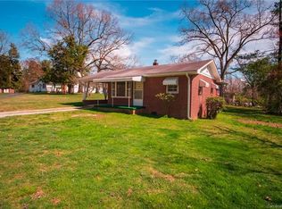 915 Brooklyn Ave, Hendersonville, NC 28792