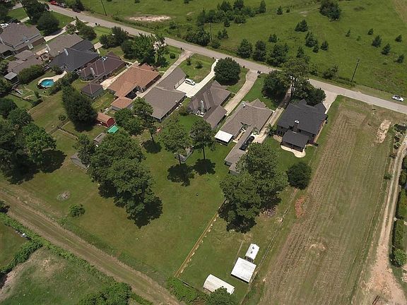 This aerial view show you just how deep the yard is ! extra easement across the back too !