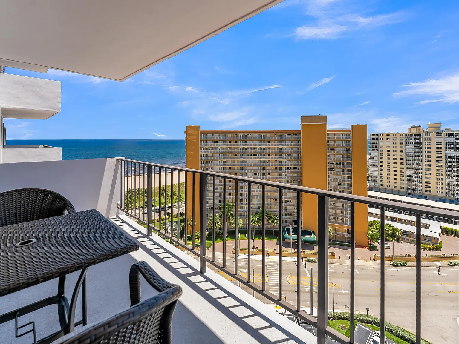 1 bed, 1.5 bath, 890 sqft, $2,300 — Photo 3