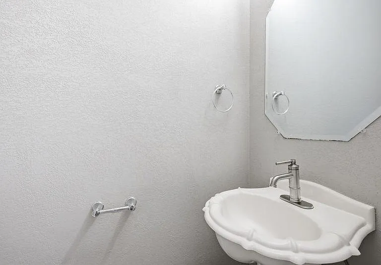 10008 Lachlan Dr — Photo 11