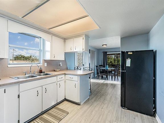 3rd image of 208 S Canal St #208