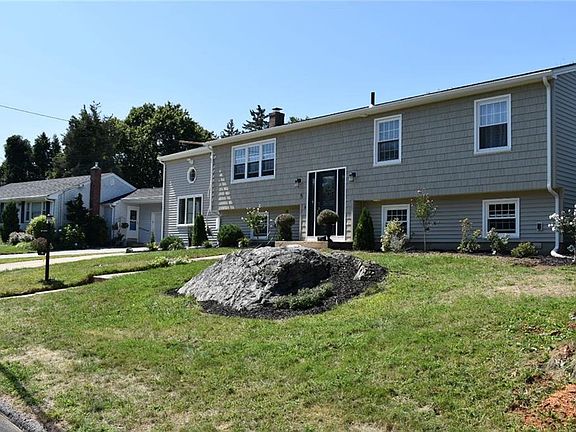 2nd image of 5 Woodcrest Dr