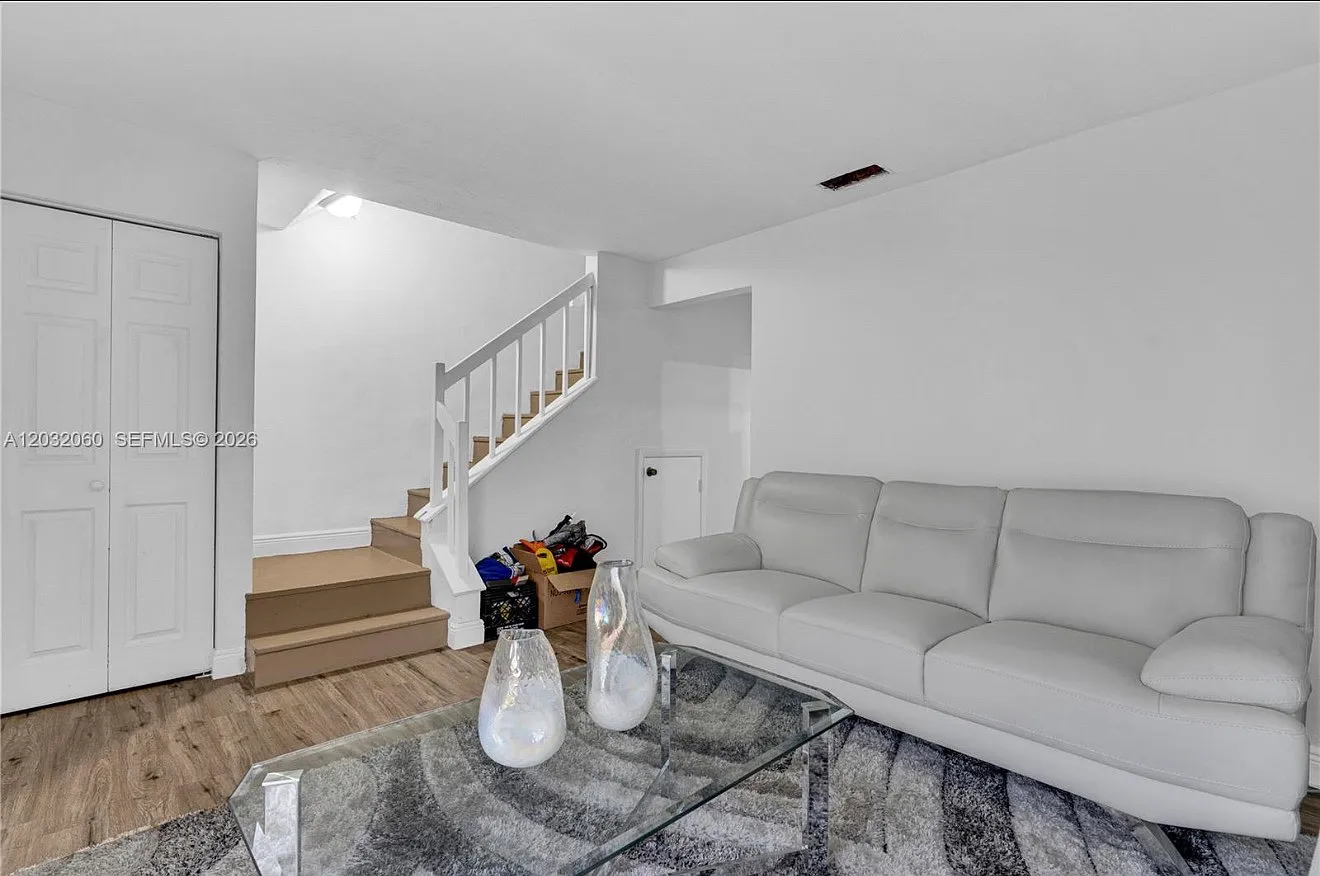 3 bed, 1406 sqft, $3,300 — Photo 3