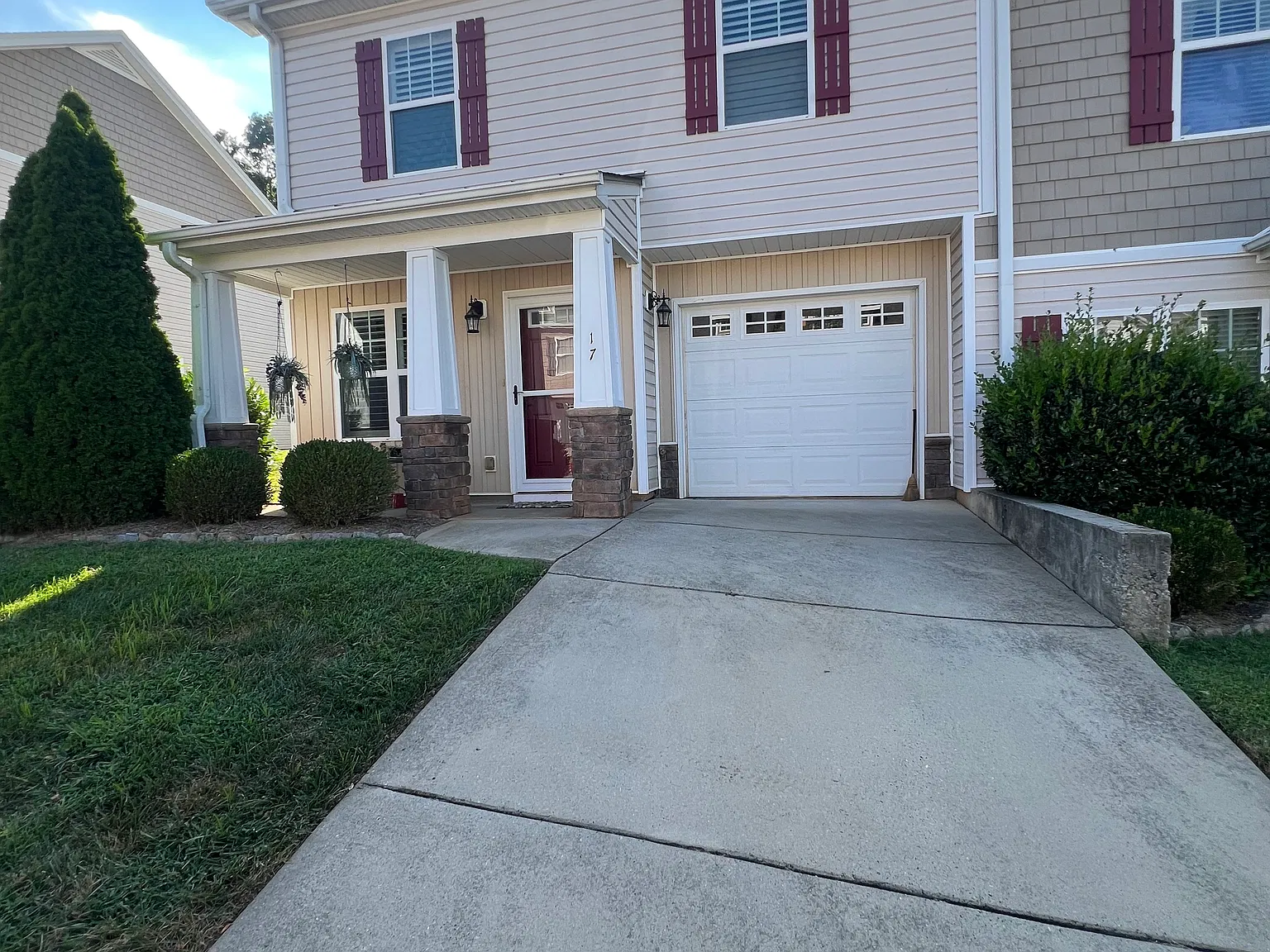 3 bed, 2.5 bath, 1316 sqft, $2,100 — Photo 2