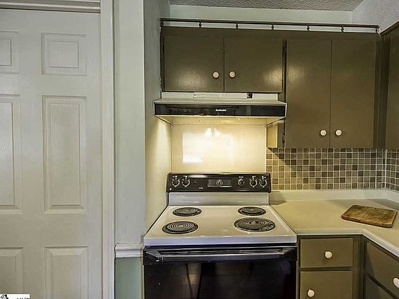 5th image of 405 Sellwood Cir