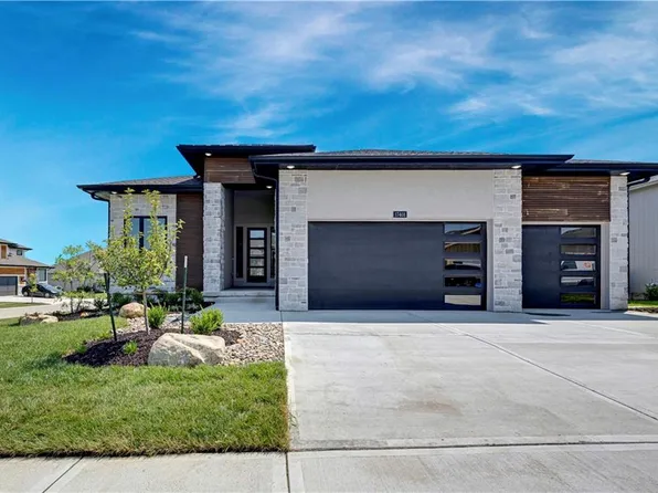 17401 Parkhill St, Overland Park, KS 66221