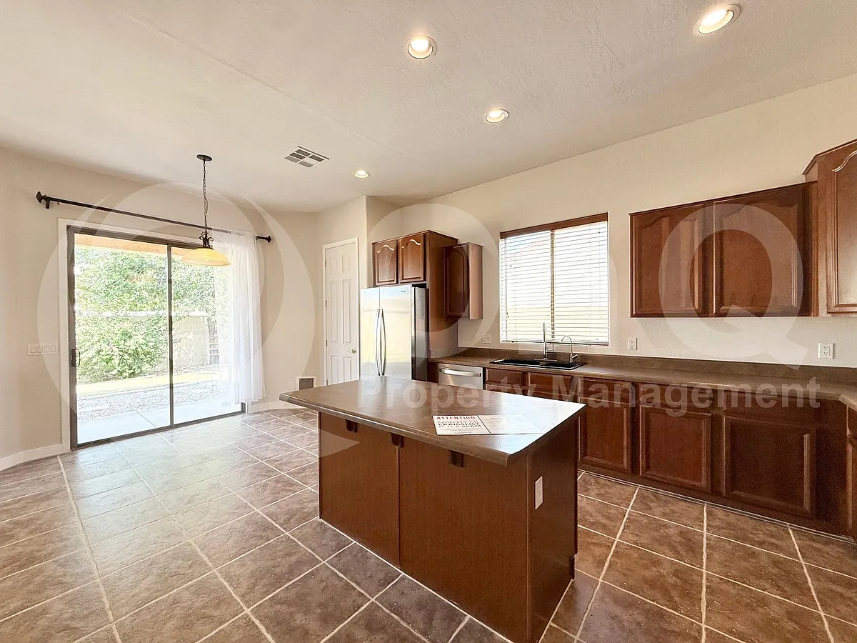 3 bed, 2.0 bath, 2323 sqft, $2,799 — Photo 4