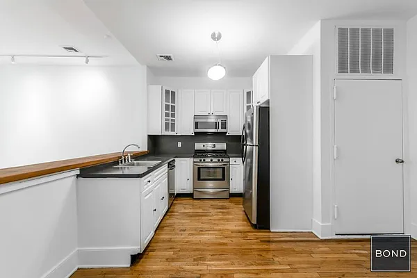 Rented by Bond New York | media 25