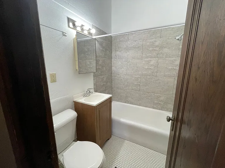 1604 E Kane Pl — Photo 4