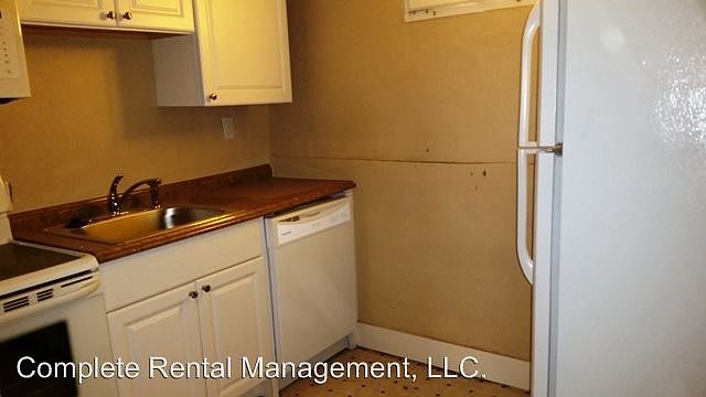 2nd image of 820 1/2 E 10th St