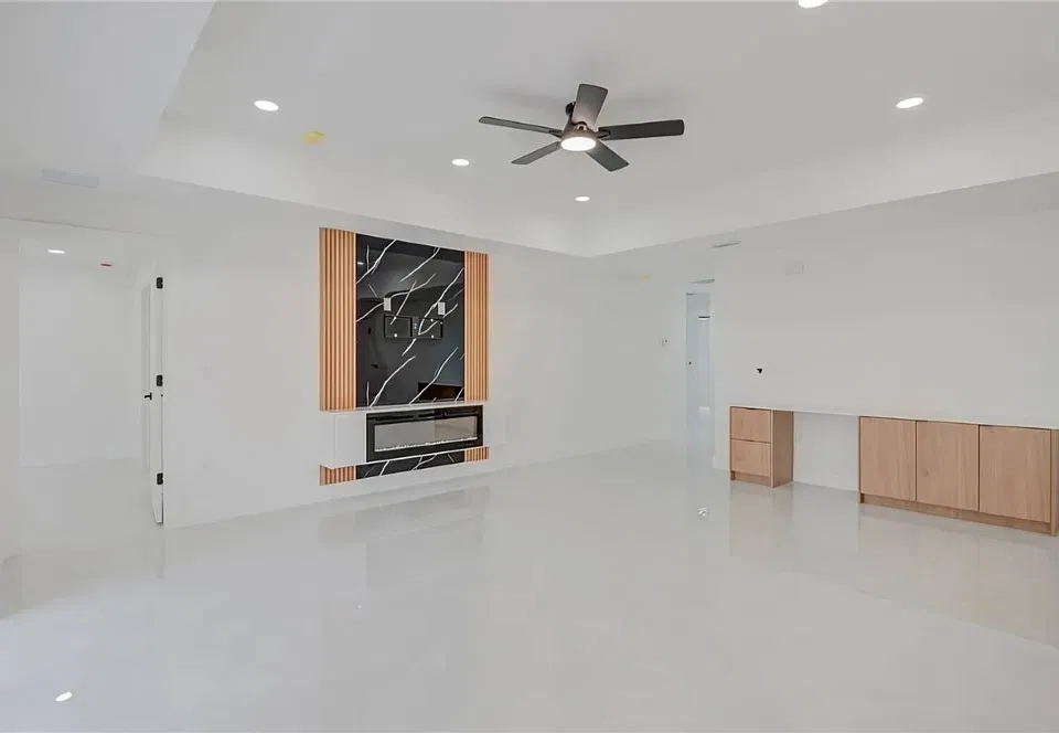1025 Sentinela Blvd
